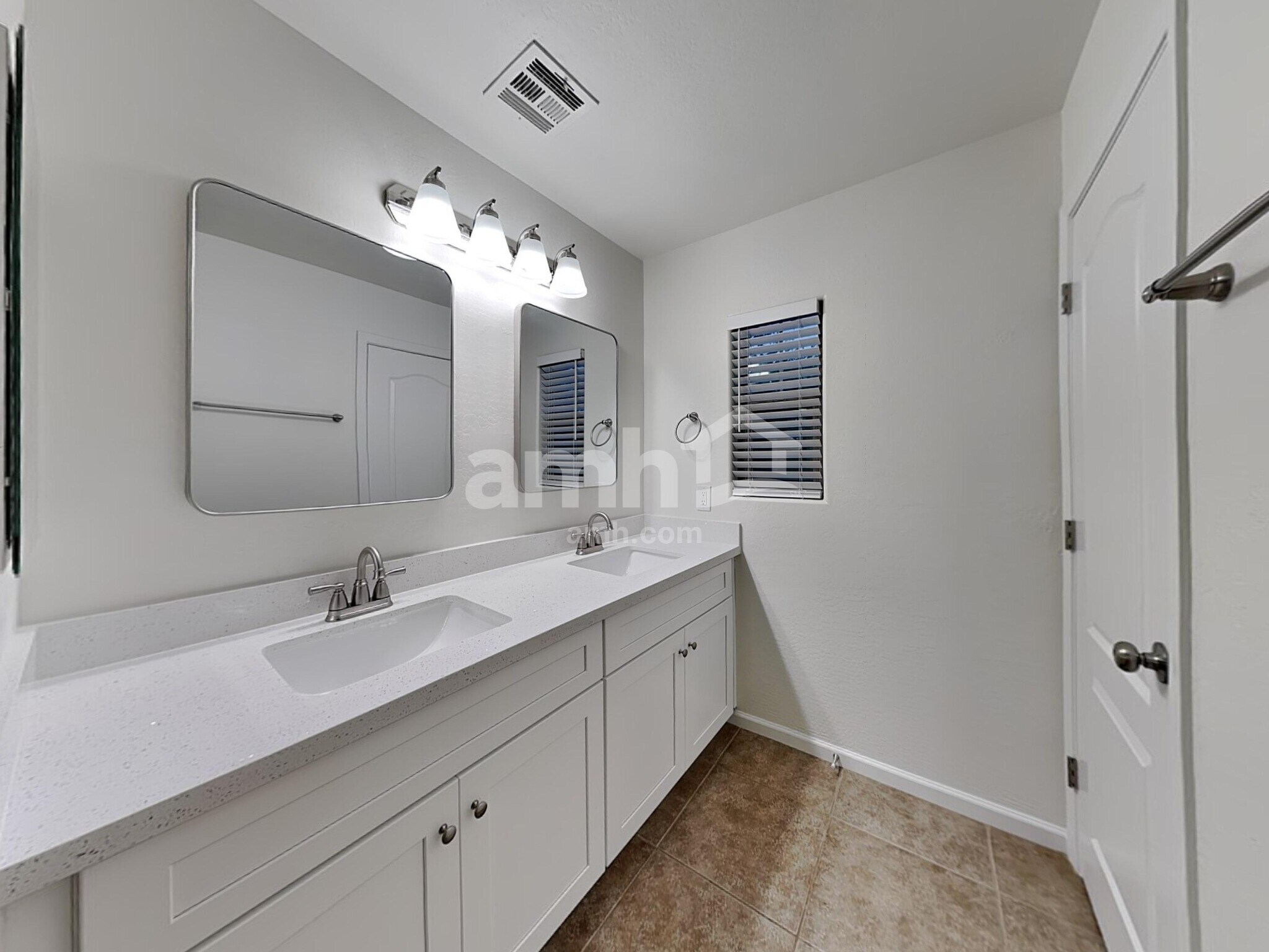 Building Photo - 2930 S Cole Dr