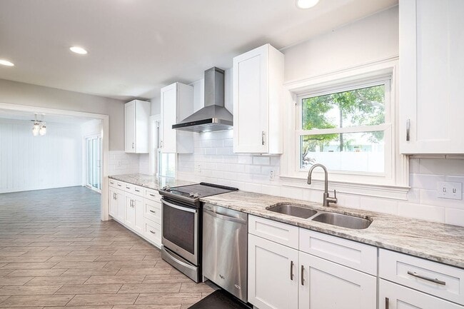 Building Photo - Updated Beach Park Home