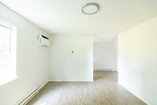 Building Photo - 409 Lily St