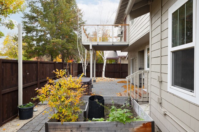 Building Photo - Remodeled & Charming 4 bed/3 bath w/ Yard and Hot Tub