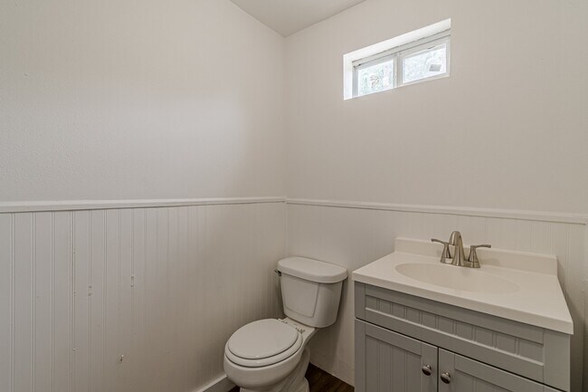 Building Photo - 2407 S New Braunfels Ave