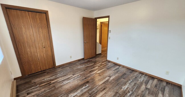 Building Photo - 2 Bedroom Duplex for Rent, Near South Midd...