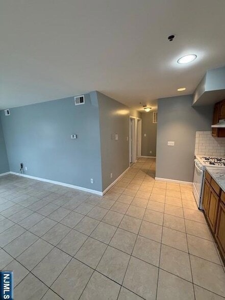 Building Photo - 358 Hawthorne Ave