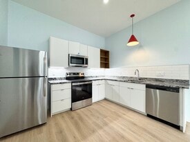 Building Photo - 517 Gillis St