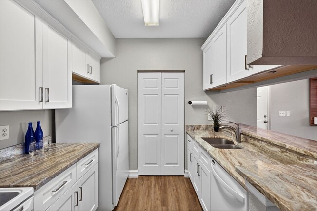 Building Photo - 6481 Aragon Way