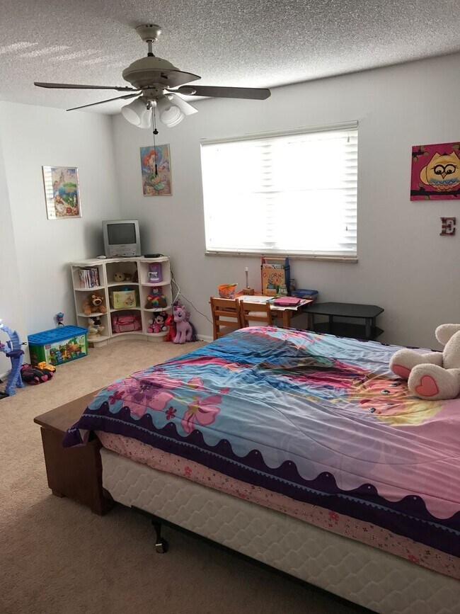 Building Photo - Beautifully Updated Townhome in Prime Loca...