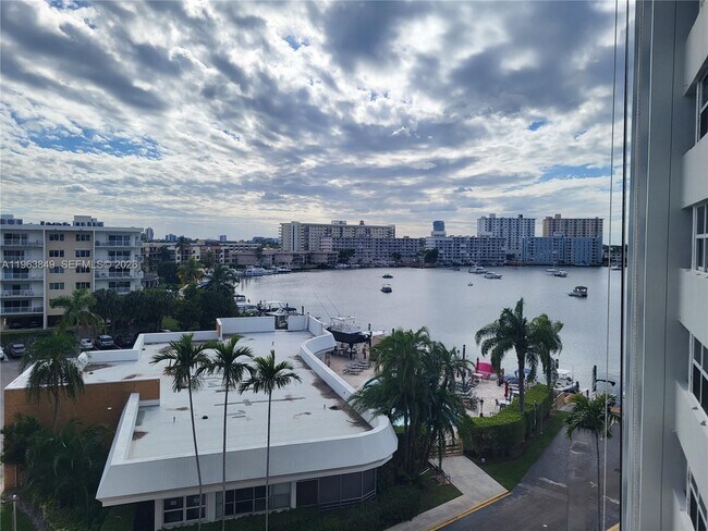 Building Photo - 100 Golden Isles Dr