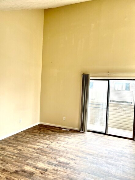 Building Photo - 589 Delzan Plz