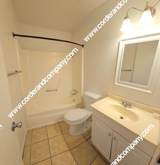 Building Photo - Welcoming 3 Bedroom, 2 Bathroom, 2 Car Gar...