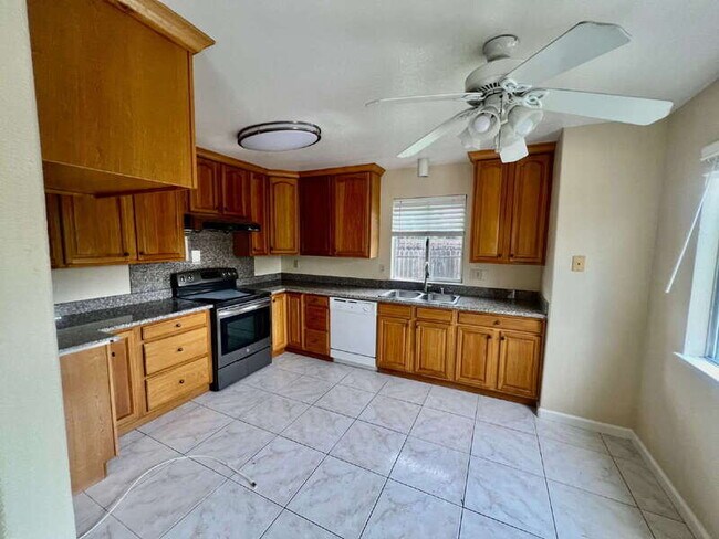 Building Photo - 827 Crested Dr