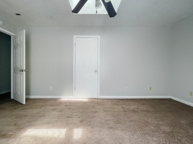 Building Photo - 4 Bed 2 Bath