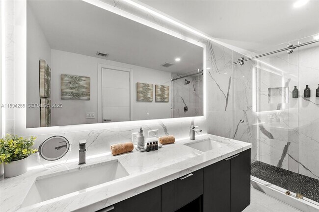 Building Photo - 207 Holiday Dr