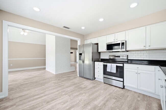 Building Photo - 942 Rue De Palms