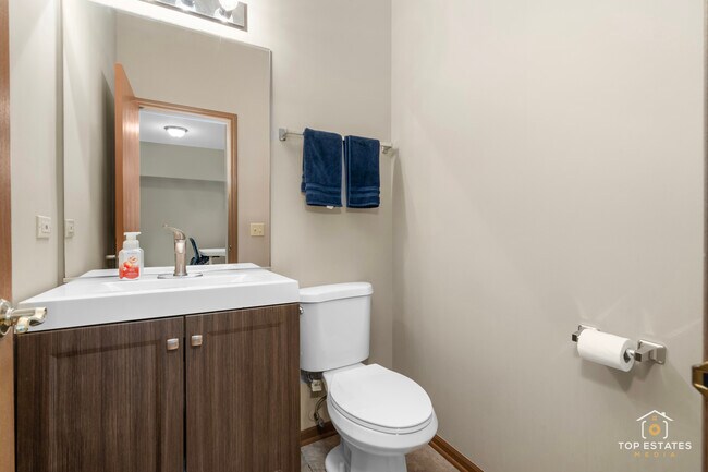 Building Photo - 951 Viewpoint Dr