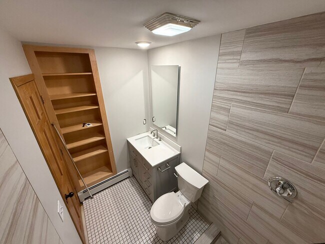 Building Photo - 916 1st St SE