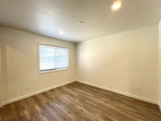 Building Photo - 1629 Kendall Dr