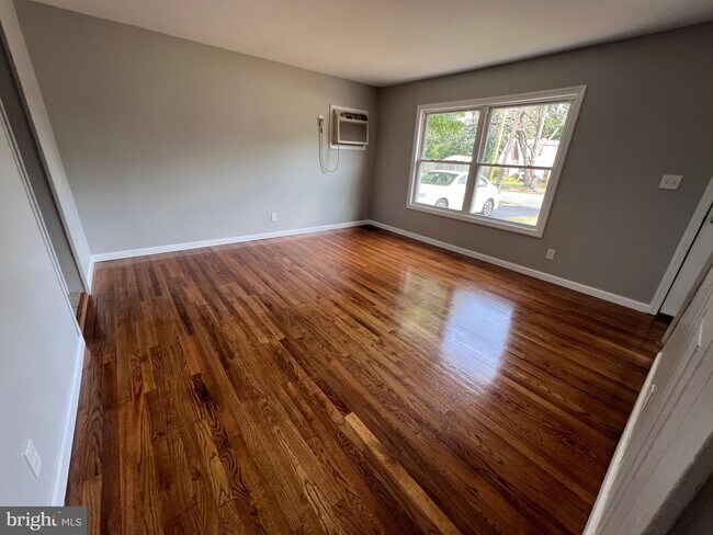 Building Photo - 27 Dunmore Ave