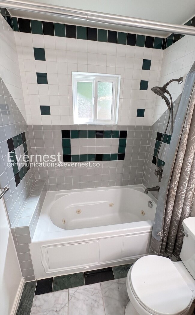 Building Photo - 4 Bed/3 Bath Home with Fenced Yard & Garage / Available Now!