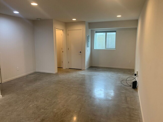 Building Photo - High End Madison Valley Row House !