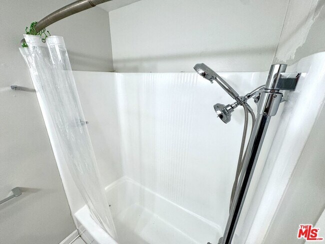 Building Photo - 950 Kings Rd