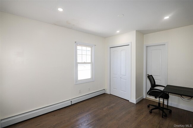 Building Photo - 987 Kings Pkwy