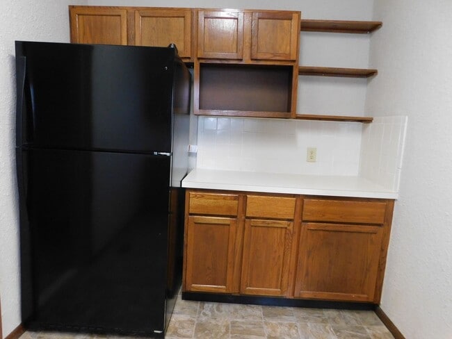 Building Photo - 2 bedroom/1 bath house located on a large ...