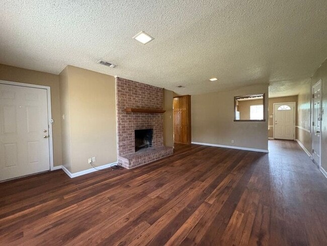 Building Photo - Available Now! Charming 2 Bed, 2 Bath Dupl...