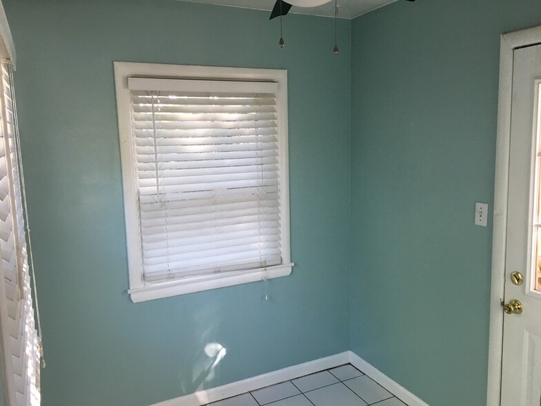 dinette - 1043 64th St