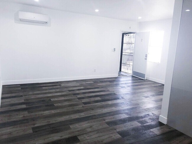 Building Photo - 1333 W 36th Pl