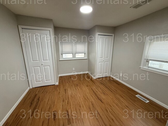 Building Photo - $1000 - 3 bedroom / 1 bathroom - Single Family Home