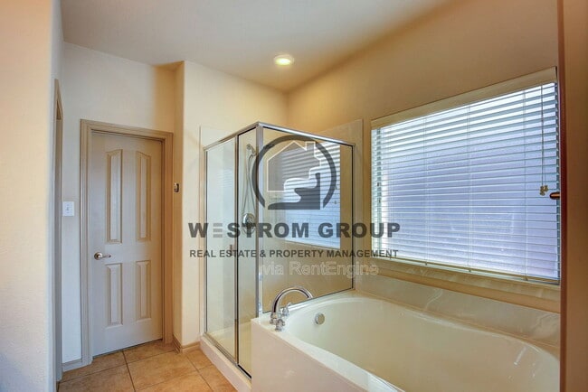 Building Photo - 3217 Hornbeam St