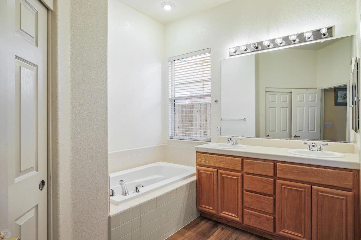 Building Photo - 4287 Windsong Dr
