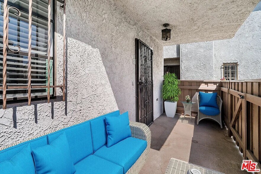 Front patio area with private entrance - 5955 W 8th St