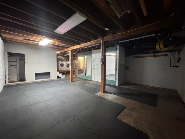 Building Photo - 120 S Roop St