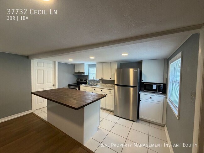 Building Photo - 37732 Cecil Ln