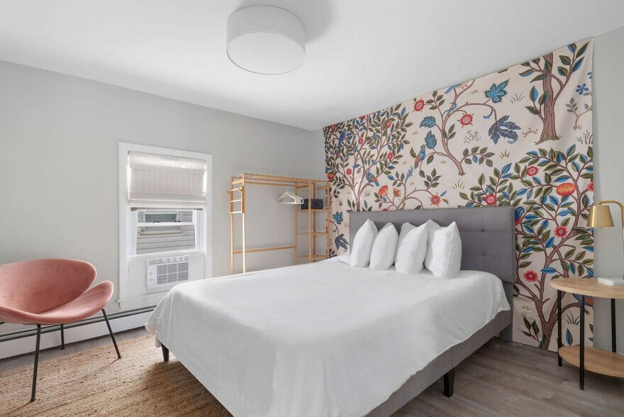 Building Photo - 136 Main St