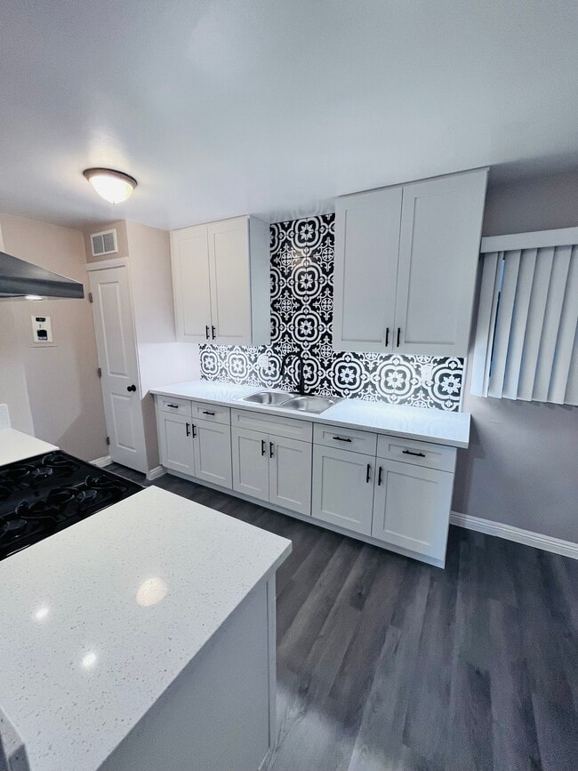 Building Photo - 385 Vernon Dr