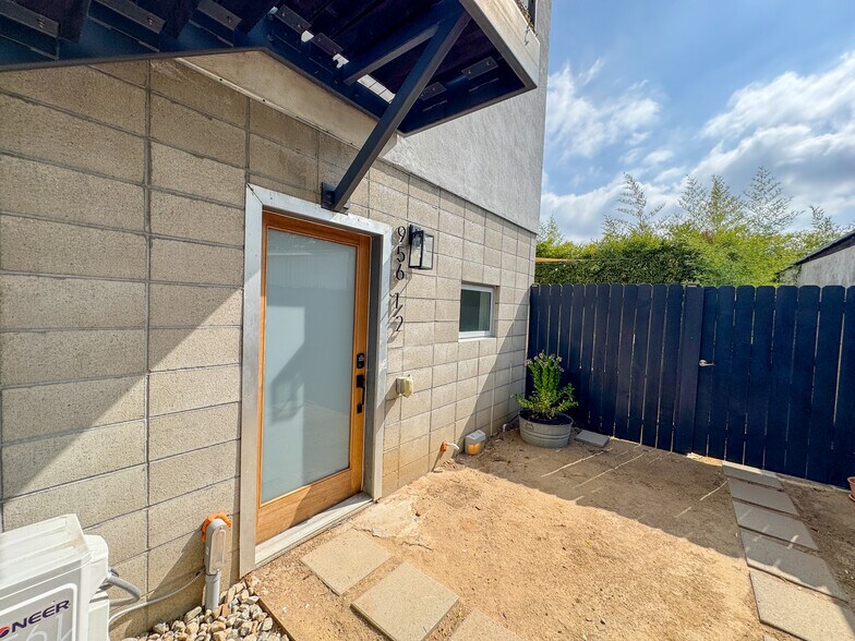 Building Photo - 956 Camulos St