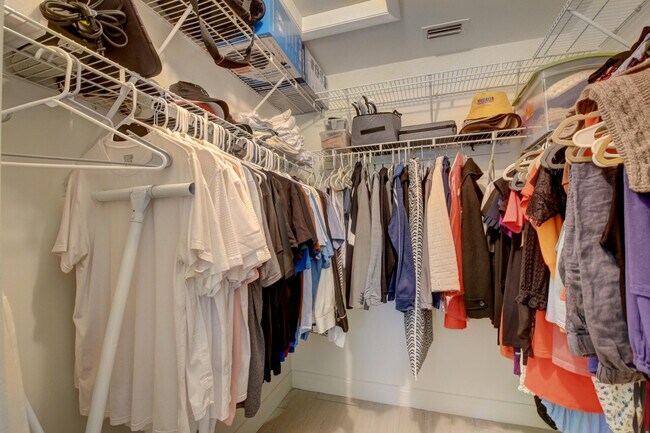 Building Photo - 4666 Fountains Dr S