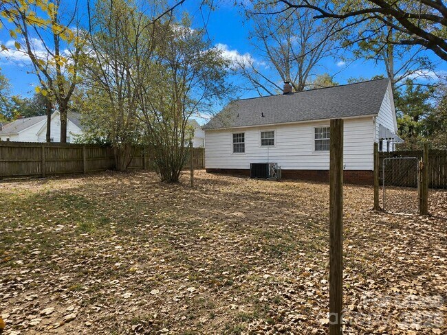 Building Photo - 2733 Parkway Ave