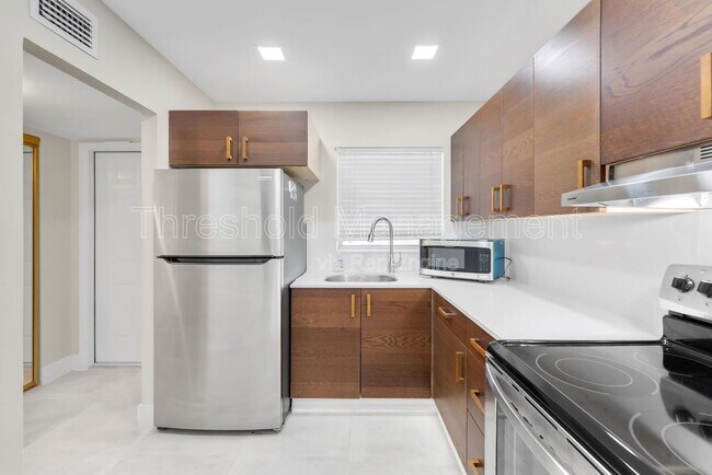 Building Photo - 8515 Sunrise Lakes Blvd