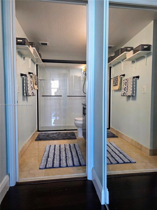 Building Photo - 1625 Kennedy Cswy