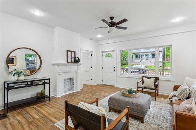 Building Photo - 698 Garibaldi St SW