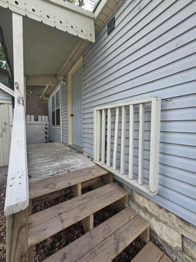 Building Photo - Charming Corner lot for rent!