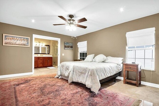 Building Photo - "Charming 2-Bed Oasis with Elegant Finishe...