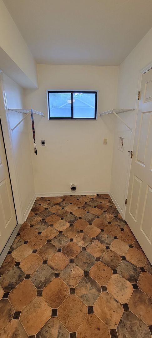 Building Photo - 3/2: Enjoy this nice spacious home in Sunrise.