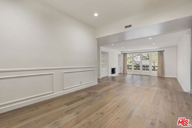 Building Photo - 133 S Oakhurst Dr