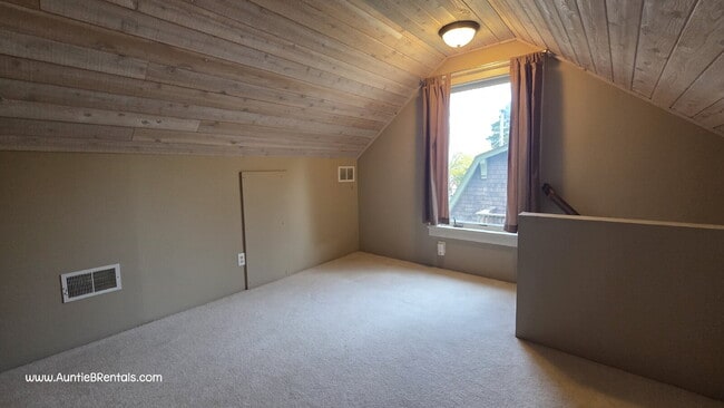 Building Photo - 428 Warwick St