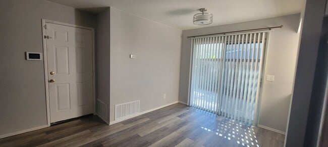 Building Photo - Lovely Temecula Home! Utilities paid!
