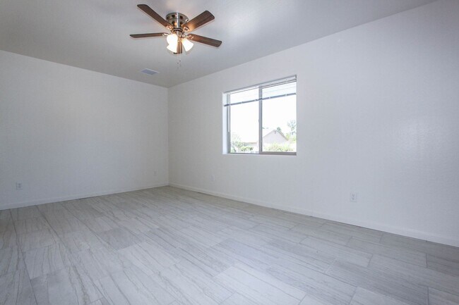 Building Photo - 1251 Barzona Ave